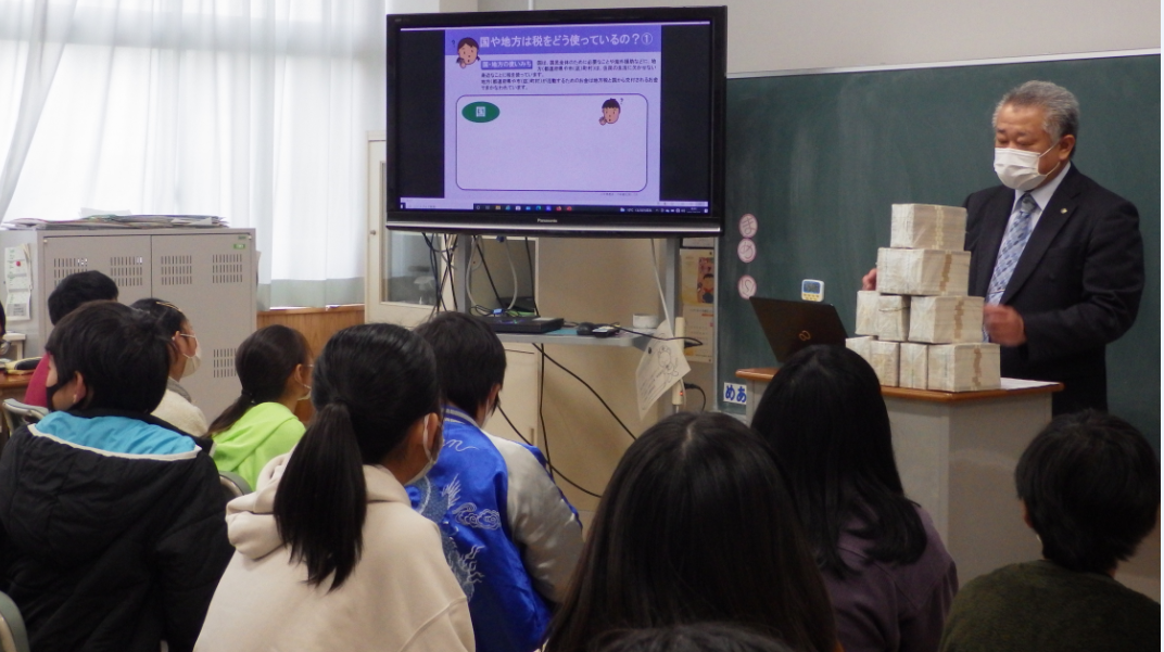 租税教育の様子(上河内中央小学校)